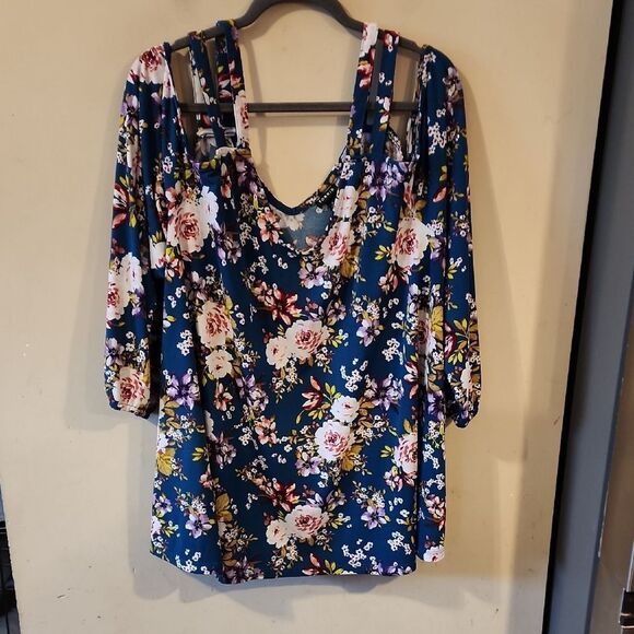 torrid Tops - Torrid Top Size 4 EUC White and Pink Floral Cut Out Blouse with 3/4 Sleeves